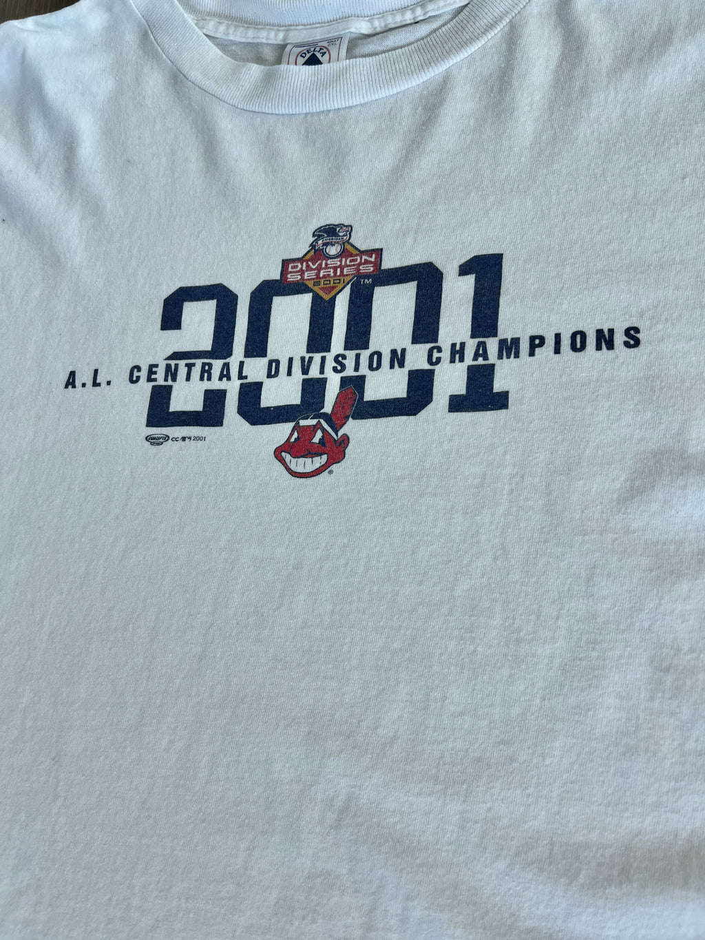 Vintage Cleveland Indians AL Central Division Champions ’01 Long-Sleeve T-Shirt – XL/XXL