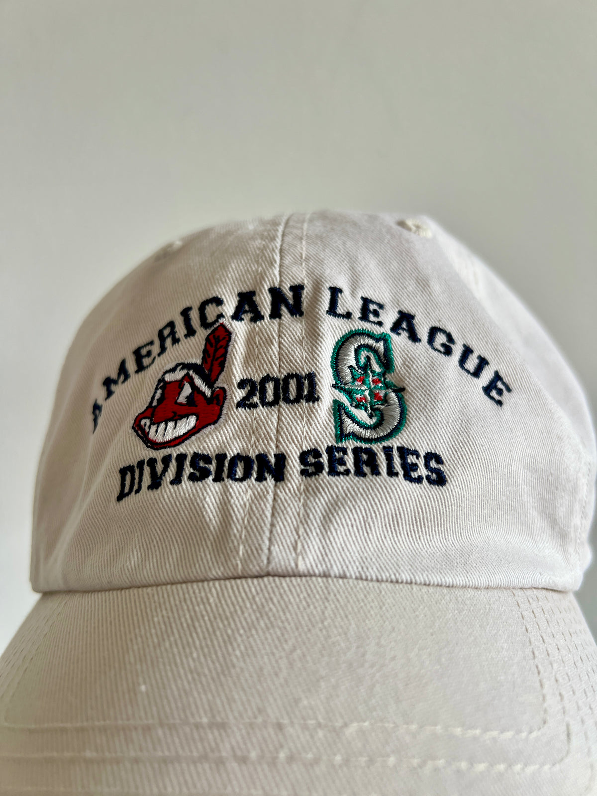 Vintage Cleveland Indians vs. Seattle Mariners ’01 Buckleback Hat