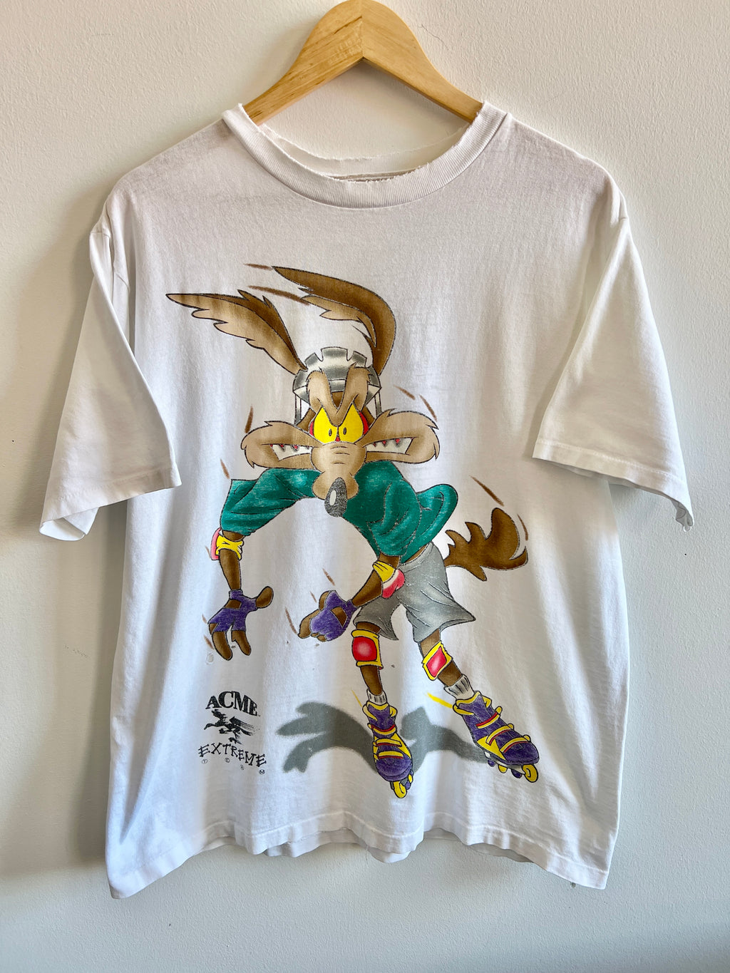 Vintage Wile E. Coyote Rollerblading ’94 Thrashed T-Shirt – L/XL