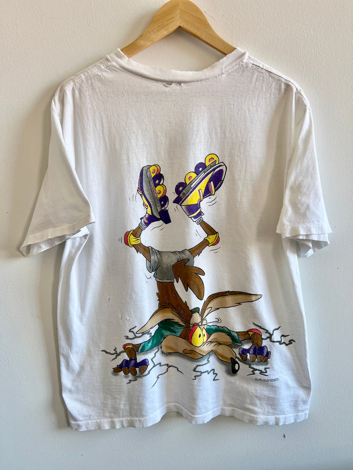 Vintage Wile E. Coyote Rollerblading ’94 Thrashed T-Shirt – L/XL